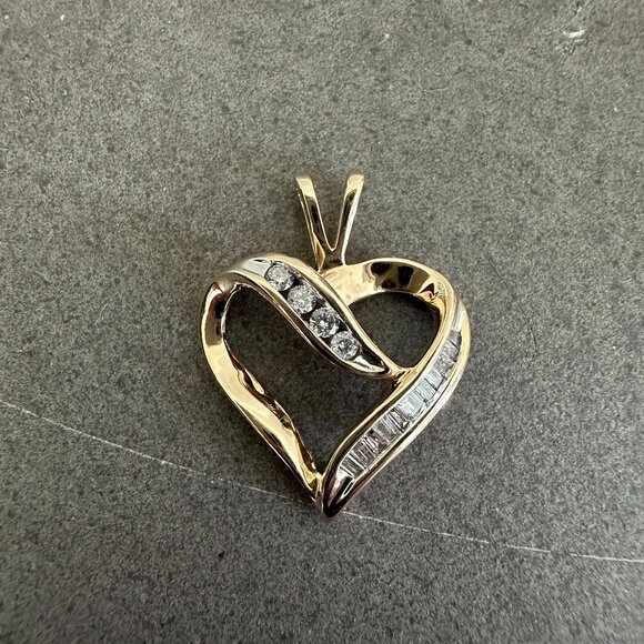 10K Gold Diamond Heart Pendant - Picture 1 of 7